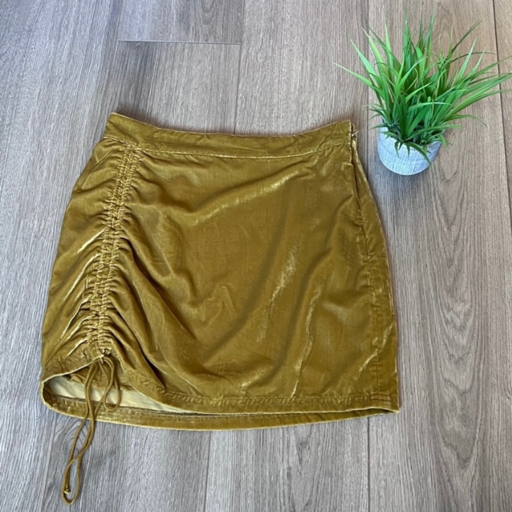 Free People Vivienne Velvet Mini Skirt Size tag says 8 (fits like a small 6)